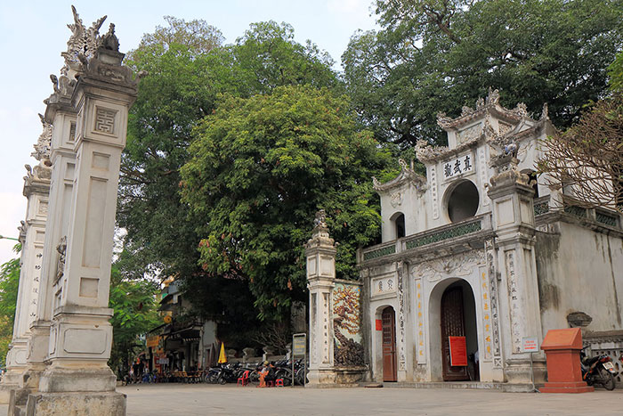 quan thanh temple entrance